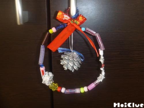 ジャラジャラひも通しリース〜手先を使った製作遊び〜
