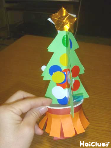 切って広げて！立体ツリー〜乳児さんも楽しめるクリスマス製作遊び〜