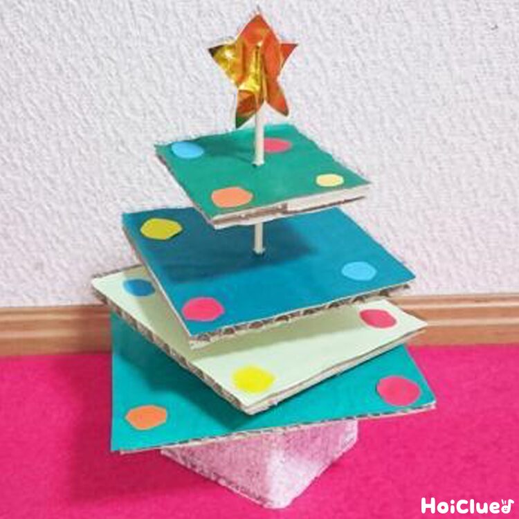 重ねて楽しい！段ボールツリー〜クリスマスにぴったりのアイデア製作遊び〜