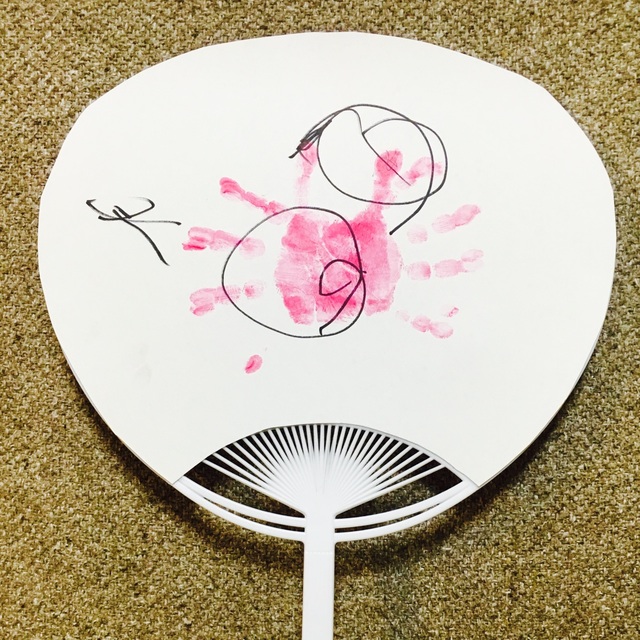 【みんなの投稿】手形でカニのうちわ1歳11ヶ月喜んでた！