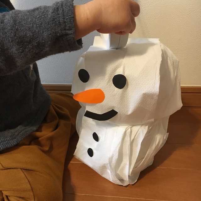 【みんなの投稿】トイレットペーパーで雪だるま
