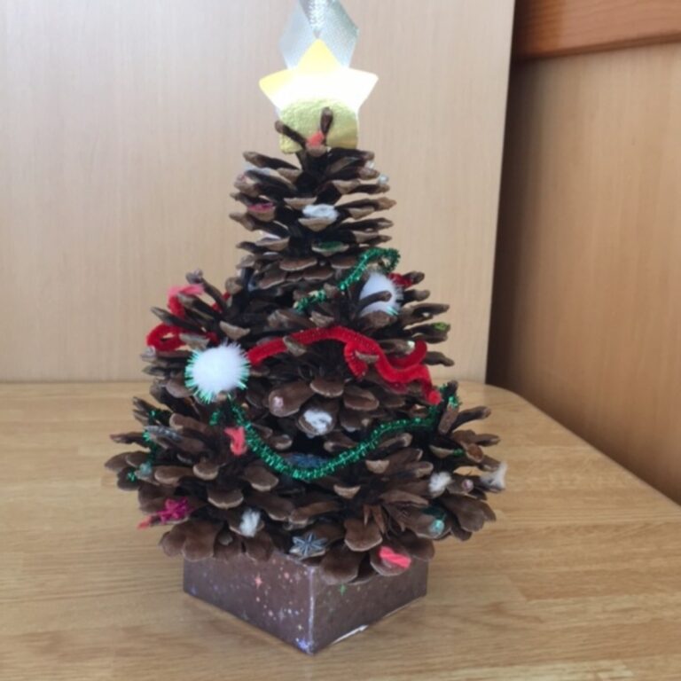 【みんなの投稿】松ぼっくりで「手作りクリスマスツリー」(^^)