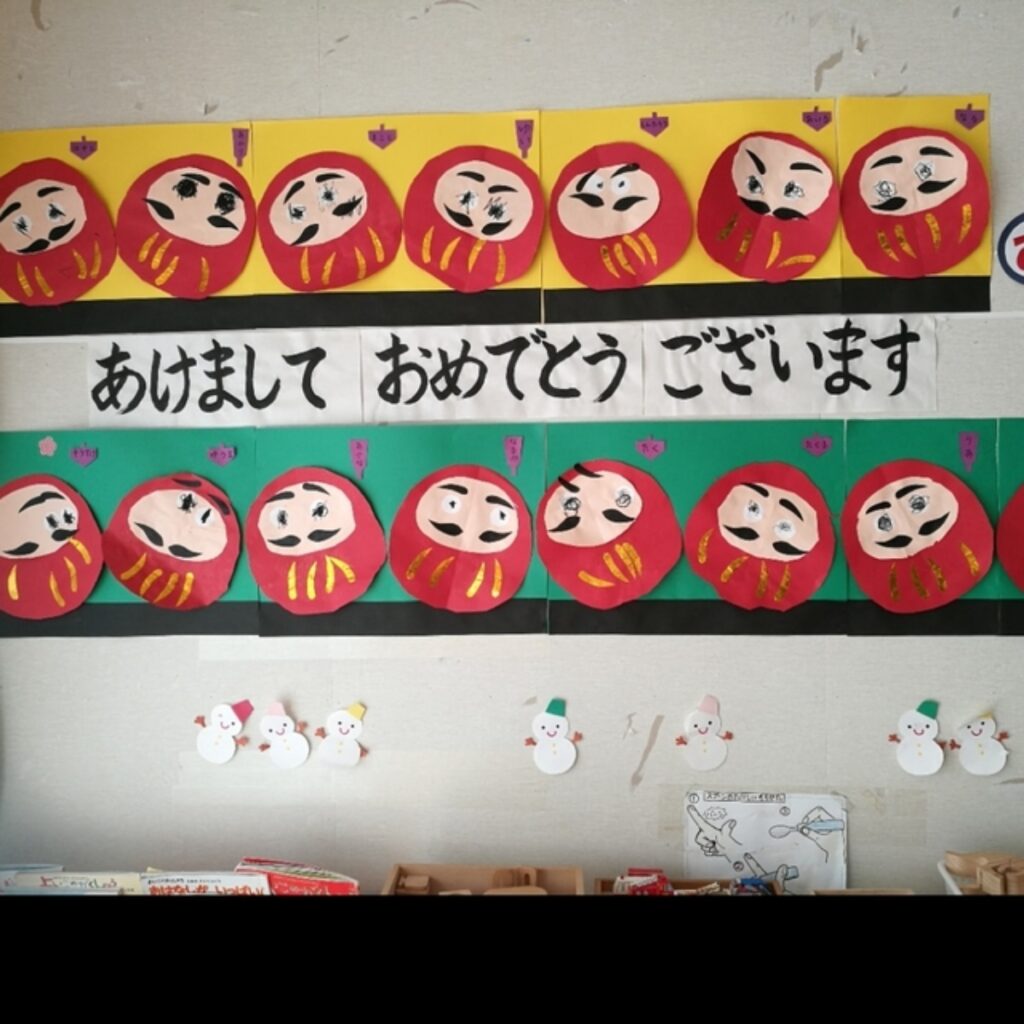 【みんなの投稿】2歳児 1月壁面 だるまさんがころんだ