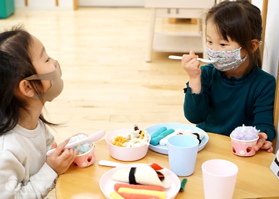 いろいろな食べ物に変身！フェルトで作る食材 〜保育現場の手作りおもちゃアイデア〜