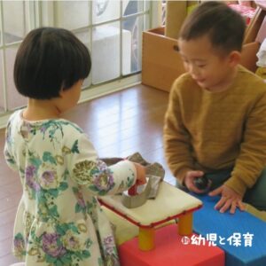 「保育を見ること、語り合うこと」動画編 装う・包む・着せる ~布から広がる遊び~