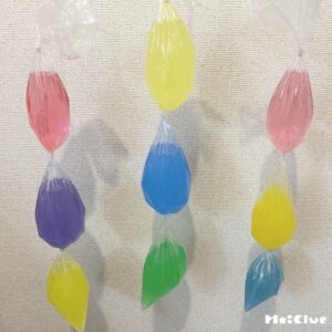 色水カーテン〜絵の具と傘袋で楽しむ色水遊び〜