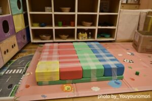 舞台にもなるちゃぶ台（神奈川県横浜市ーゆうゆうのもり幼保園）