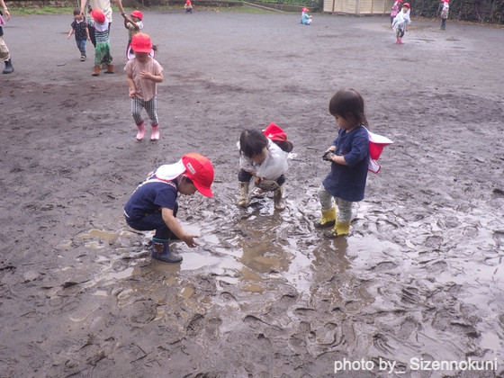 雨を思い切り楽しんで（東京都町田市ーしぜんの国保育園）