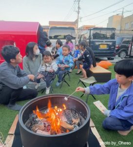 火を囲むと、みんな仲間「マシュマロイベント」（佐賀県佐賀市ーおへそこども園）